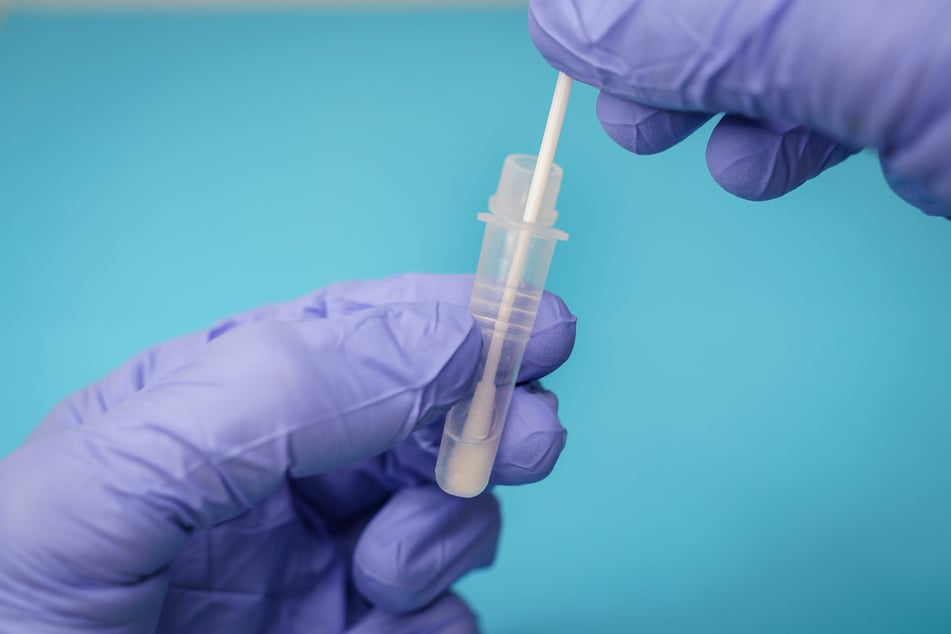 Der DNA-Test führte sie nicht nur zu ihrem biologischen Vater, sondern auch ihren Halbgeschwistern. (Symbolbild)