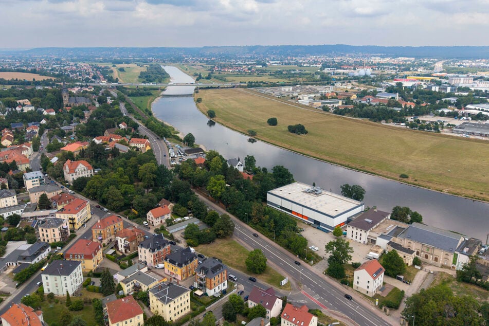 Seit 1938 trennt die Meißner Landstraße den Volkspark Briesnitz in eine nördliche und eine südliche Hälfte.