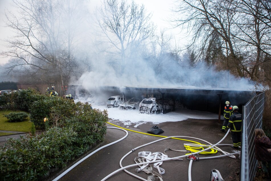 Großeinsatz der Feuerwehr: Carport und mehrere Autos stehen in Flammen