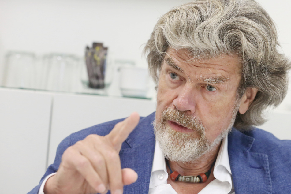 Der Südtiroler Bergsteiger Reinhold Messner (76) beantwortet Fragen eines Journalisten.