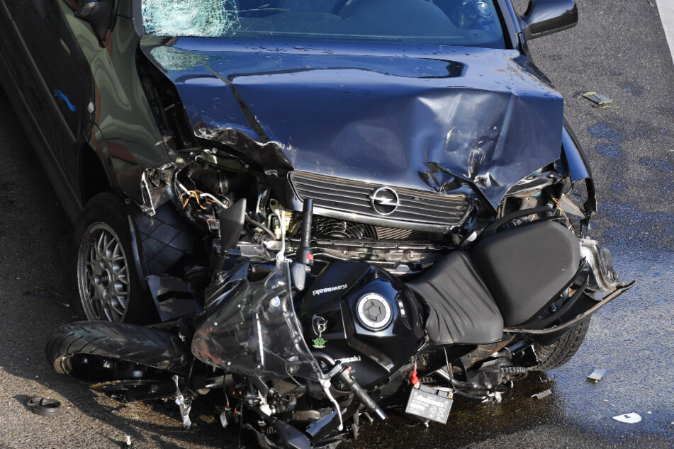 Ein kaputtes Auto und ein zerstörtes Motorrad stehen auf der Berliner Stadtautobahn A100.