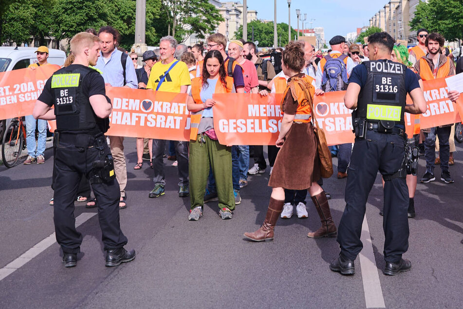 Die Polizei Berlin hat am vergangenen Samstag eine Versammlung der Letzten Gegenration in der Frankfurter Allee aufgelöst. (Archivfoto)