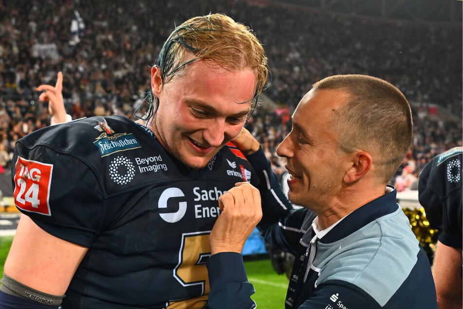 Ob Geschäftsführer Jörg Dreßler (r.) Quarterback Rocky Lombardi (l.) vom Bleiben überzeugen kann?