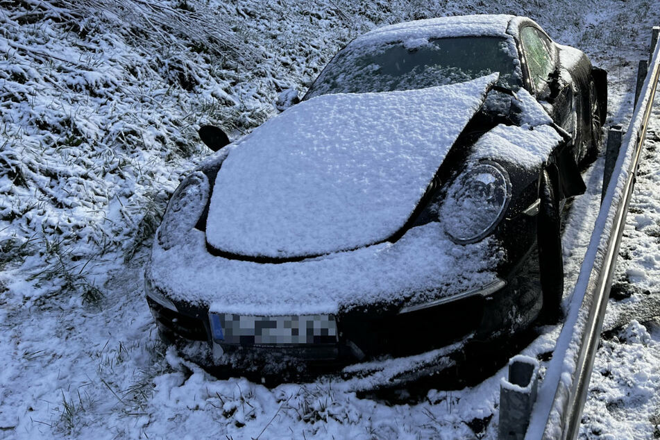 Teurer Wintereinbruch: Porsche mit Sommerreifen schleudert von der A70