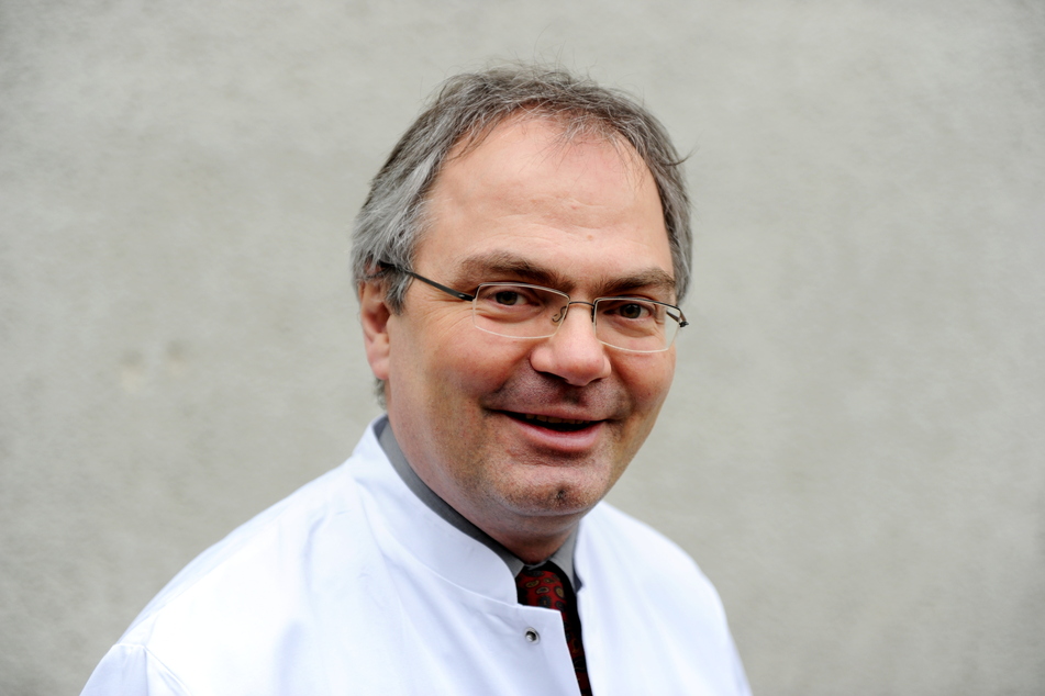 Der Virologe Helmut Fickenscher, Leiter des Instituts für Infektionsmedizin am Universitätsklinikum Schleswig-Holstein, steht in Kiel in einem Labor.