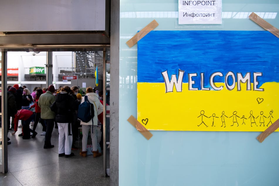 Ein Schild am Hauptbahnhof München heißt ukrainische Flüchtlinge willkommen. (Archivbild)
