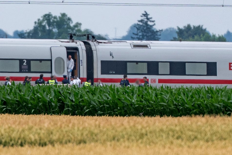 Die Polizei und Spurensicherung ermitteln in einem ICE, in dem ein Mann in Niederbayern mehrere Passagiere angegriffen hat.