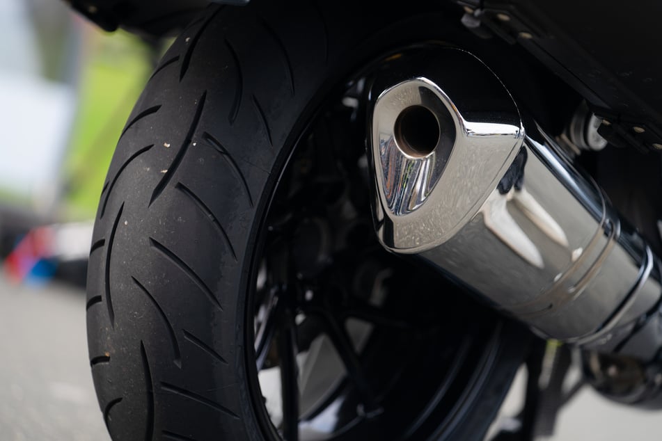 Motorradfahrer will Autofahrer konfrontieren, plötzlich geht es ihm an den Kragen