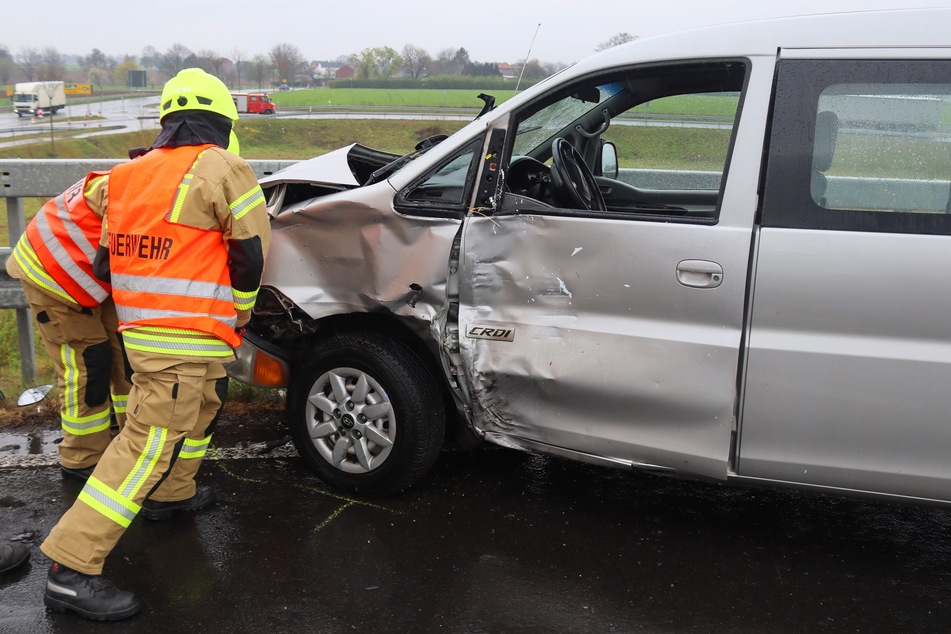 Rund 20 Kräfte der Polizei, Feuerwehr und des Rettungsdienstes waren an der Unfallstelle auf der B56 in Gangelt (Kreis Heinsberg) im Einsatz.