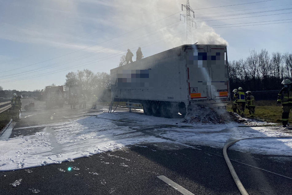 Holzspäne-Sattelzug geht in Flammen auf: B313 voll gesperrt