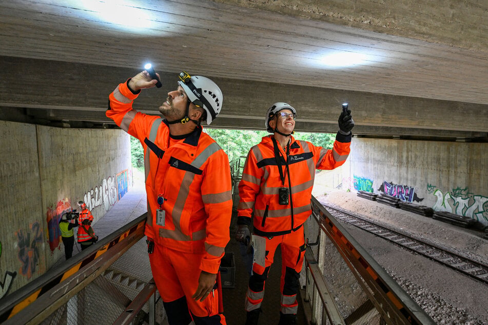 Die Bauwerksprüfer Jan Stojanow (l.) und Jonathan Milde bei der Arbeit.