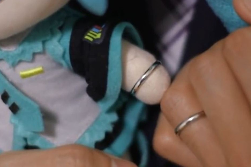 Weil die Puppenversion von Miku Hatsune keine Finger hat, muss der Ring ums Handgelenk gelegt werden.