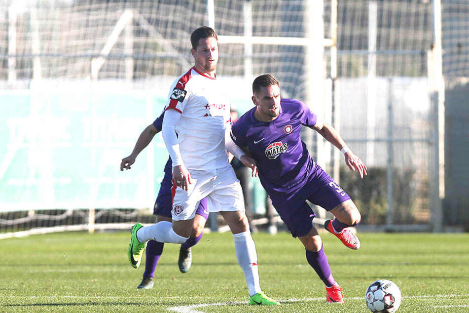 Im Winter-Trainingslager lief Starostzik noch einmal im HFC-Trikot aufs Feld. Hier duelliert er sich mit Pascal Testroet.