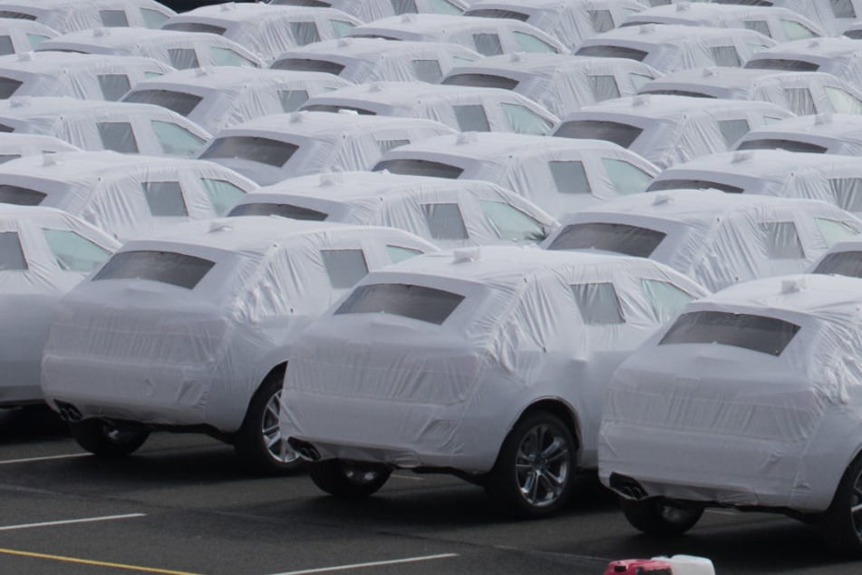 In einem Wald in Bayern stehen aktuell 2000 brandneue Autos von Audi. (Symbolbild)