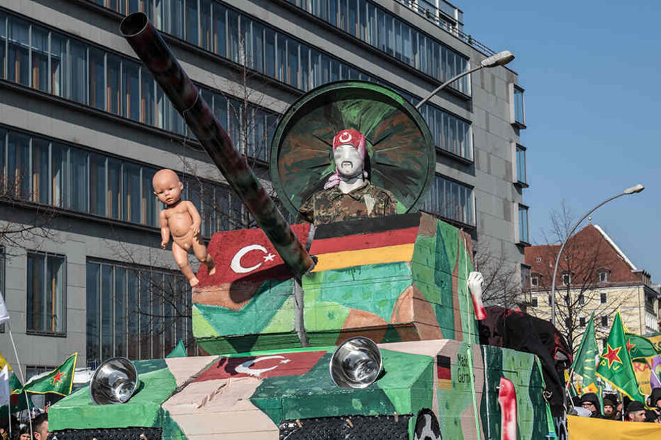 Das Model eines Panzers rollt bei der Demo mit durch Berlin.