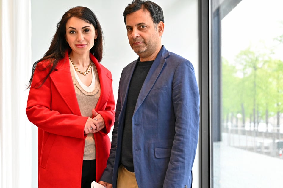 Die Vorsitzende des Dachverbands der Migrantenorganisationen in Ostdeutschland (DaMOst), Eter Hachman, und der Ex-Co-Vorsitzende des DSM, Kanwal Sethi, stellten das Gutachten am Freitag in Dresden vor.