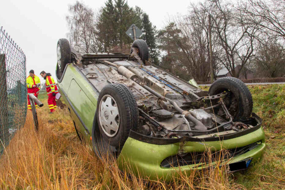 Der Opel Corsa überschlug sich und blieb auf dem Dach liegen.