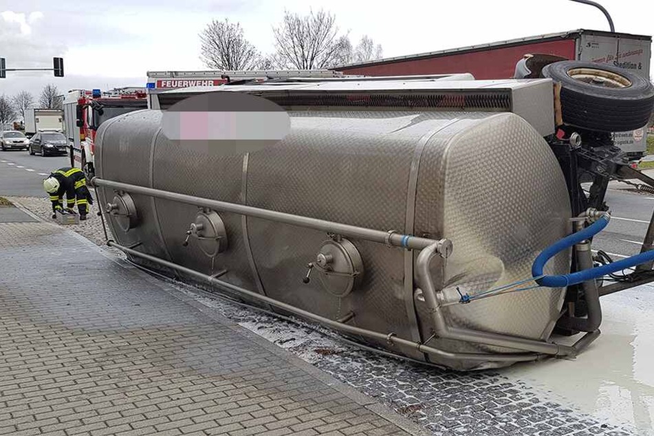 Der Anhänger brach dem Lkw aus.