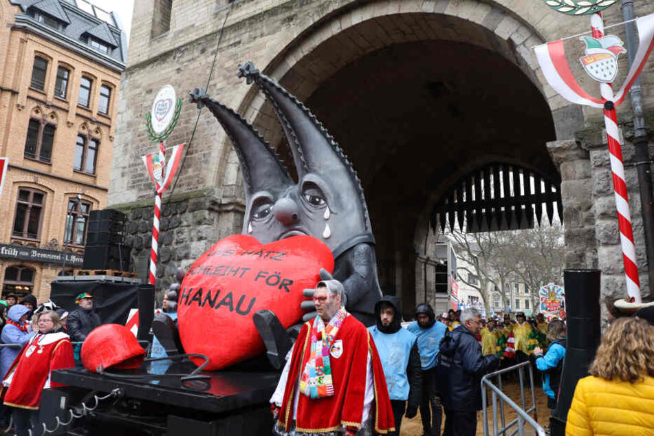 Der Motivwagen "Uns Hätz schleiht för Hanau" zum Anschlag von Hanau fährt mit beim Rosenmontagszug.