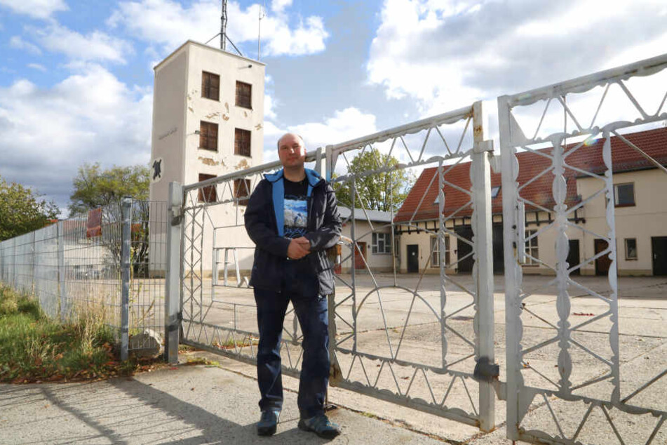 CDU-Stadtrat und selbst Feuerwehrmann: Matthias Urban (44) kämpft um Geld für die Instandsetzung der desolaten Gebäude.
