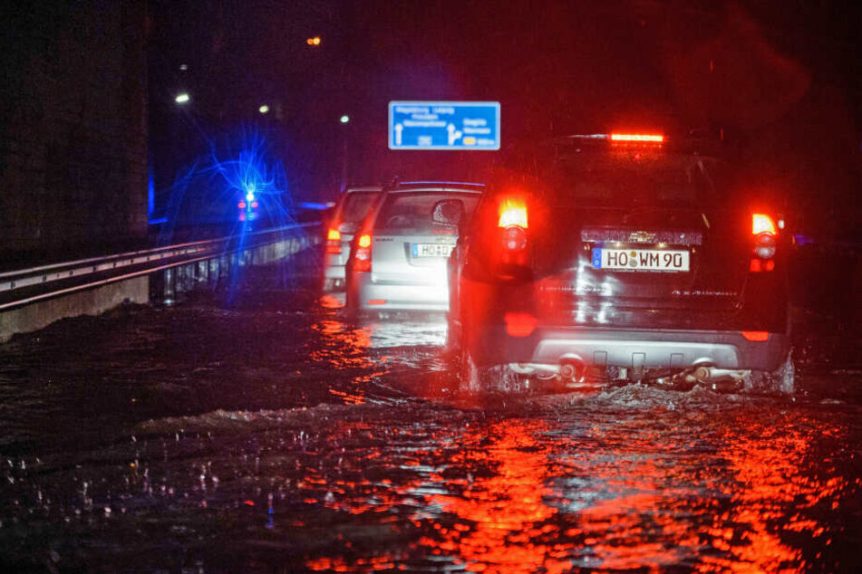Autos stehen auf der Autobahn A115 zwischen Berlin und Potsdam wegen Hochwasser während eines Sommergewitters im Stau.