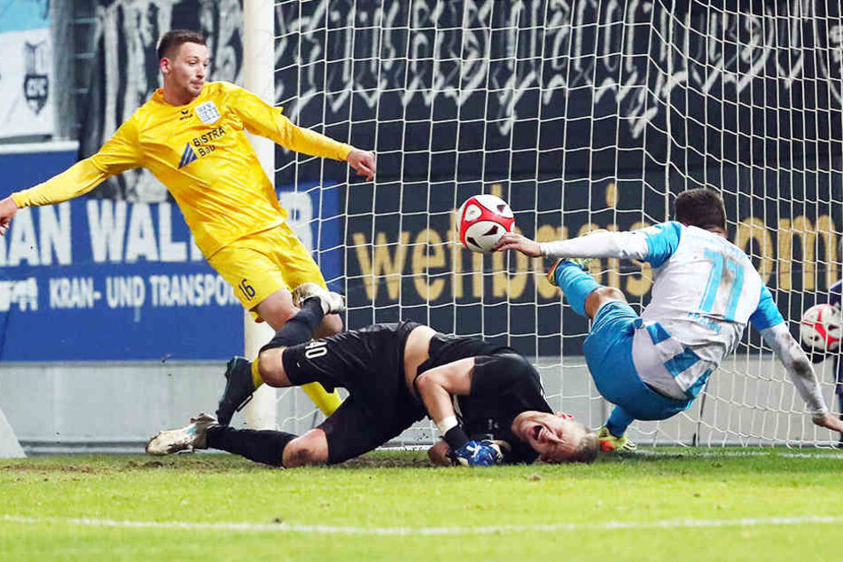 Rustikal ging es im Pokalduell zur Sache: Die Schiebocker Dominic Meinel (r.) und Torwart Dominik Reissig retten gegen CFC-Torjäger Daniel Frahn.
