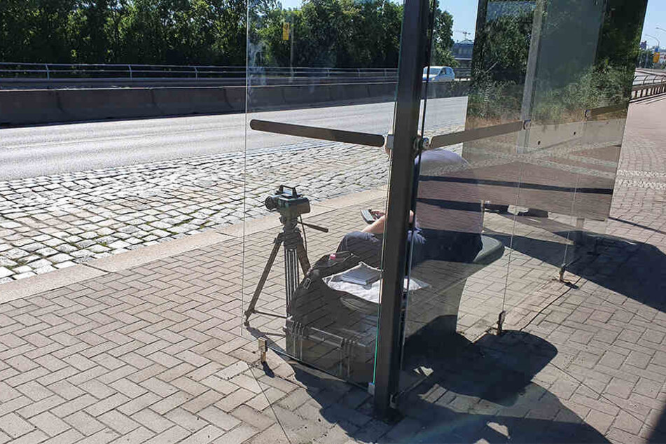 Ein Ordnungsamts-Mitarbeiter blitzte gut versteckt aus einem Wartehäuschen heraus.