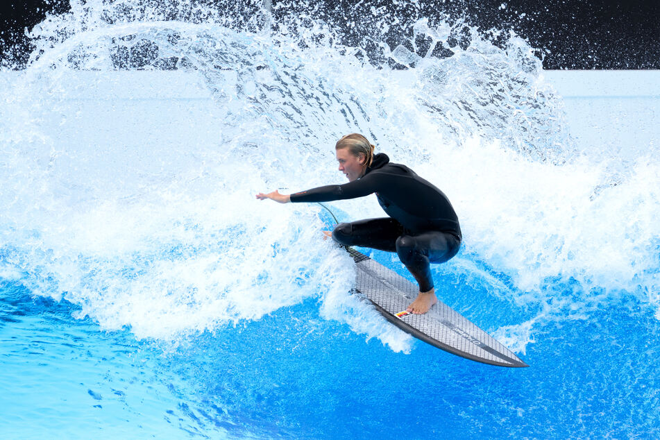 Profi-Surfer Tim Elter (20) ist begeistert von der Technologie hinter den künstlichen Wellen.