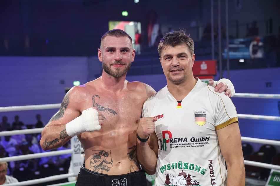 Richard Meinecke (l.), hier mit Trainer Dirk Dzemski (r.), steigt für seinen dritten Profi-Sieg am 2. November zur SES-Box-Gala in den Ring.