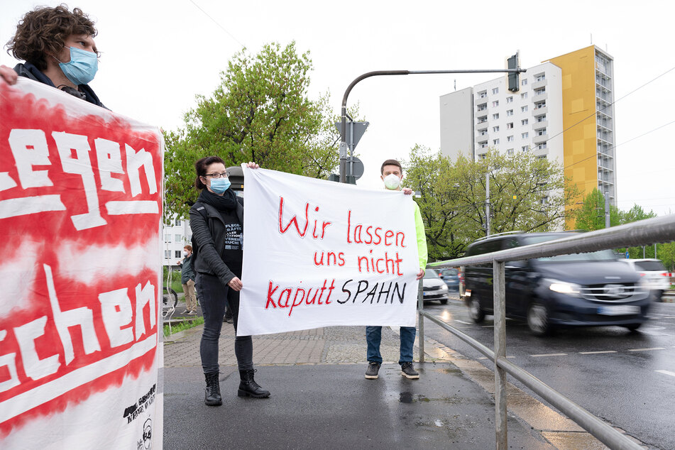 "Wir lassen uns nicht kaputt SPAHN", steht auf einem Transparent zweier Demo-Teilnehmer in Dresden.