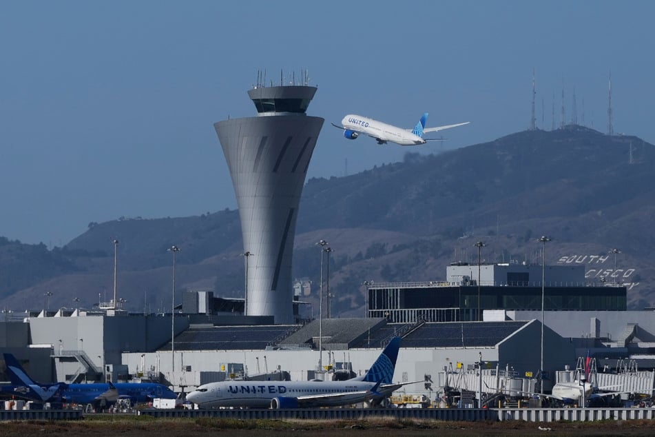 Una azafata de United Airlines se embriagó mientras trabajaba en el aire. (Foto de archivo)