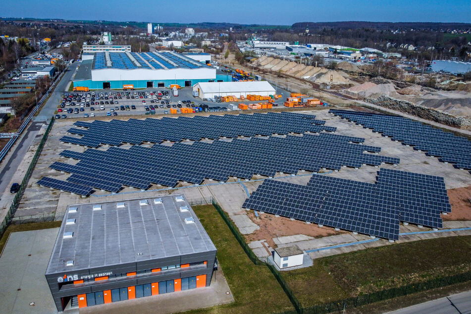 Blick auf die Photovoltaikanlage von Eins Energie am Dammweg in Chemnitz.