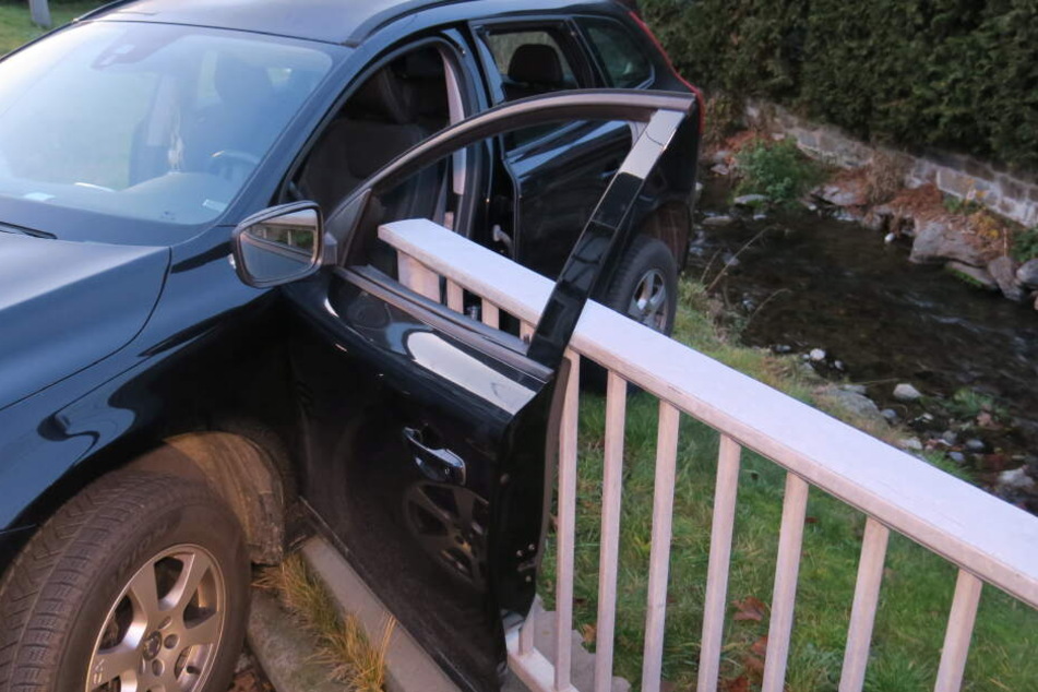 Die Fahrertür des Volvo verfing sich im Brückengeländer.