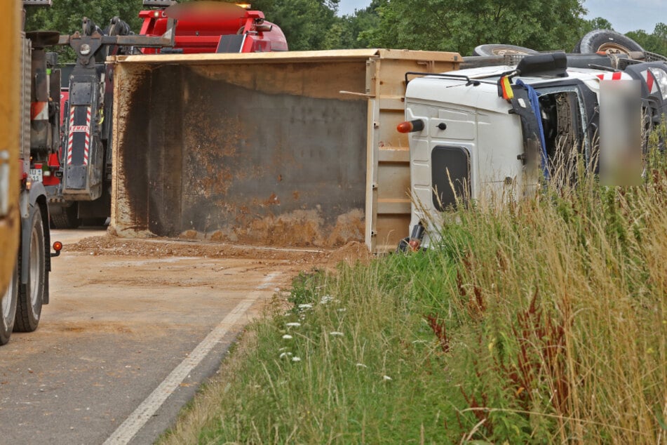 Lkw-Unfall in Sachsen: Bauschutt verteilt sich auf Straße, Vollsperrung