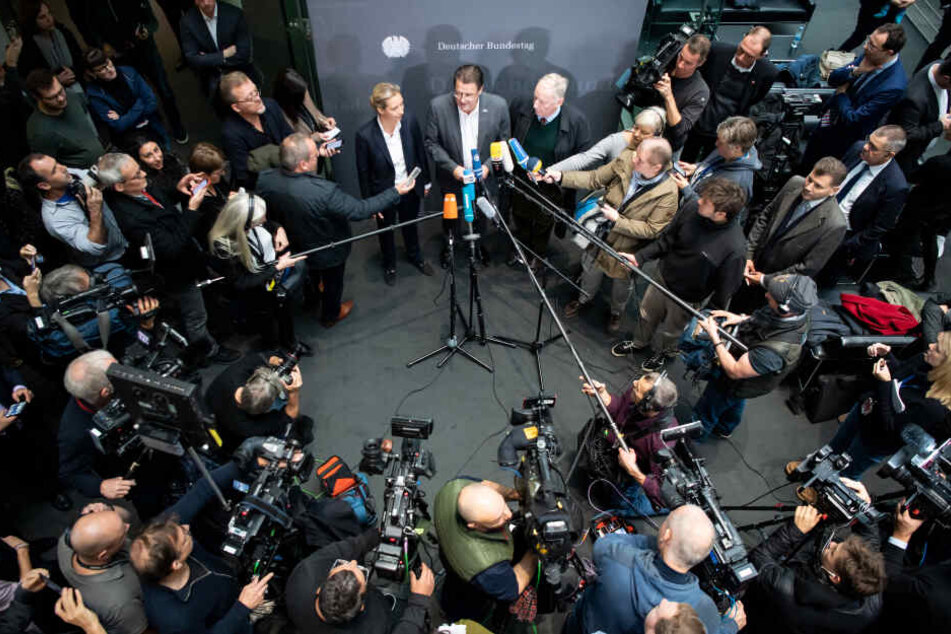 Nach der Entscheidung im Bundestag musste die AfD-Spitze jede Menge Fragen beantworten.
