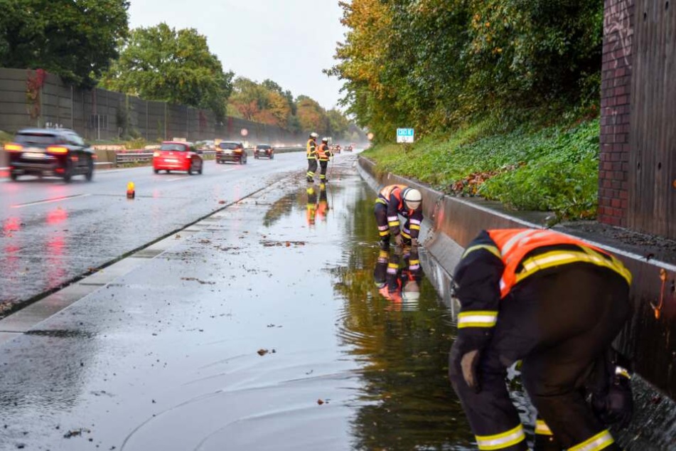Feuerwehrleute kümmern sich um die verstopften Gullys.