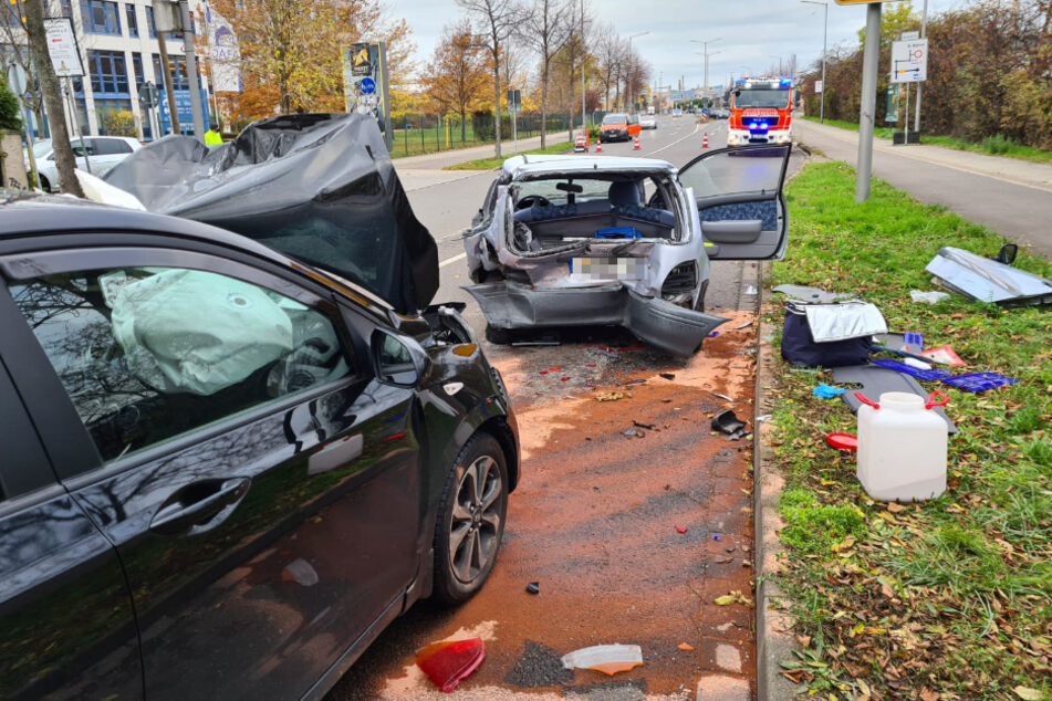 Durch den heftigen Aufprall wurde der Fahrer des Hyundai in seinem Fahrzeug eingeklemmt.