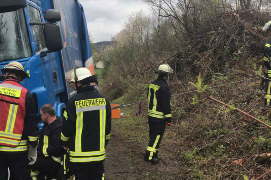 Die Feuerwehr musste den Lkw mit mehreren Stahlseilen sichern.