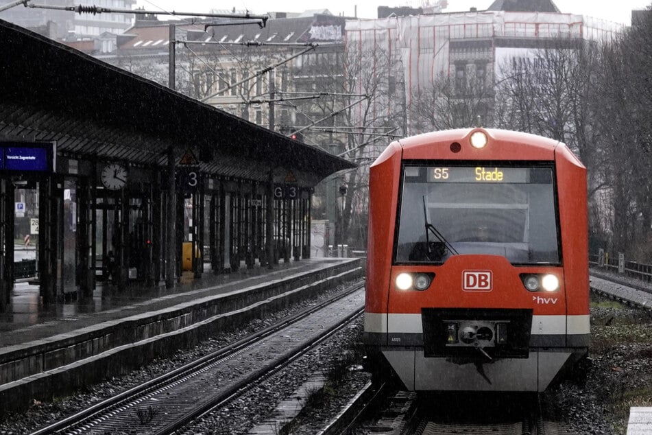 Ein Mann ist von einer S-Bahn am Hamburger Dammtor angefahren worden. (Symbolbild)