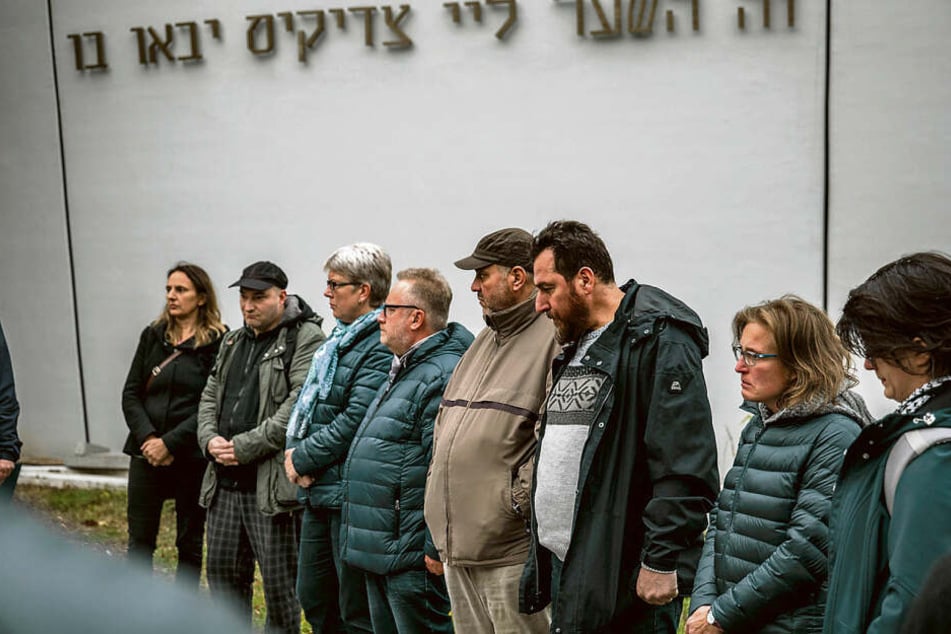 In Chemnitz versammelten sich ebenfalls mehrere Dutzend Menschen vor der Synagoge.
