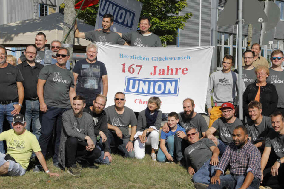 Spontane Jubiläumsfeier vor dem Werkstor. Auch Barbara Ludwig war zu Besuch.