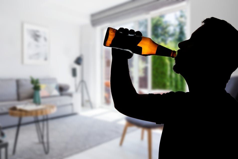 Der Einbrecher ließ lediglich eine Flasche Bier mitgehen. Durch das Aufhebeln der Terrassentür verursachte er aber hohen Sachschaden. (Symbolbild)