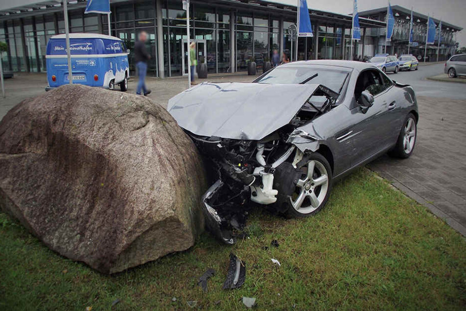 Der Mercedes SLK krachte in einen großen Stein.