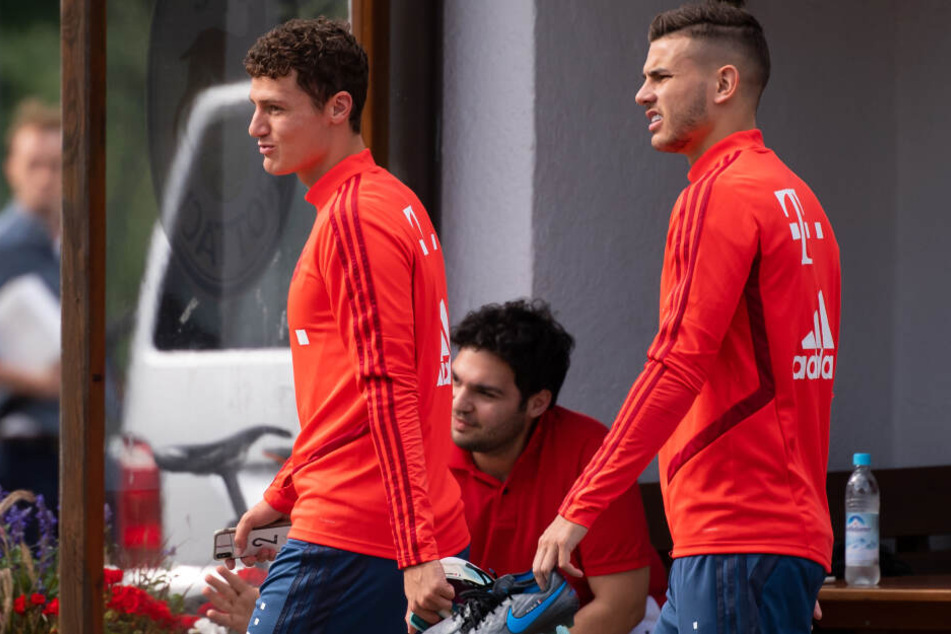 Benjamin Pavard (l) und Lucas Hernandez kommen auf den Platz.