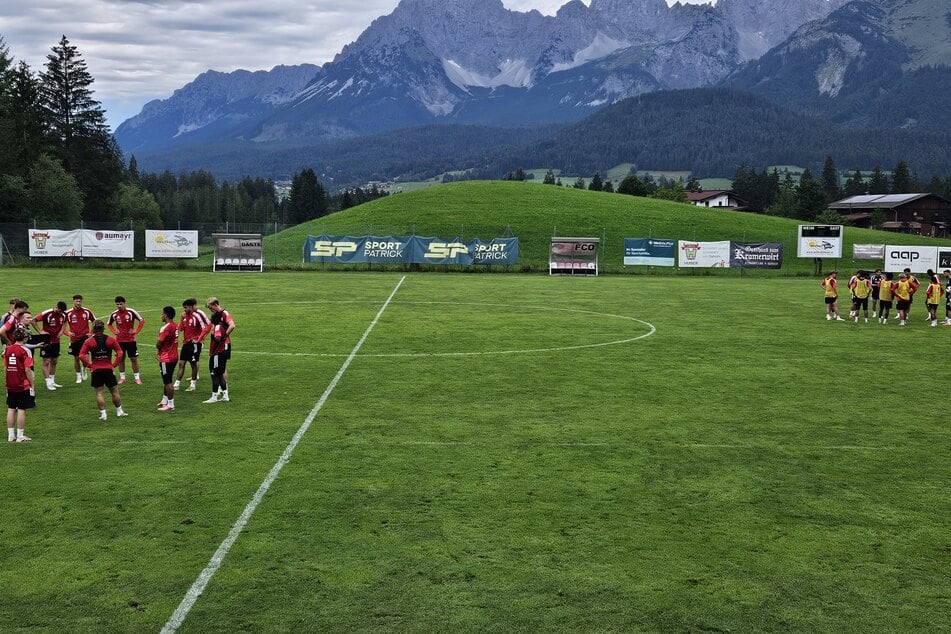 Noch auf dem Platz wird die Videoanalyse vorgenommen.
