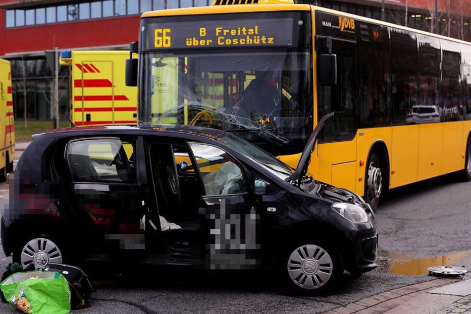 Insgesamt wurden fünf Menschen bei dem Crash verletzt.