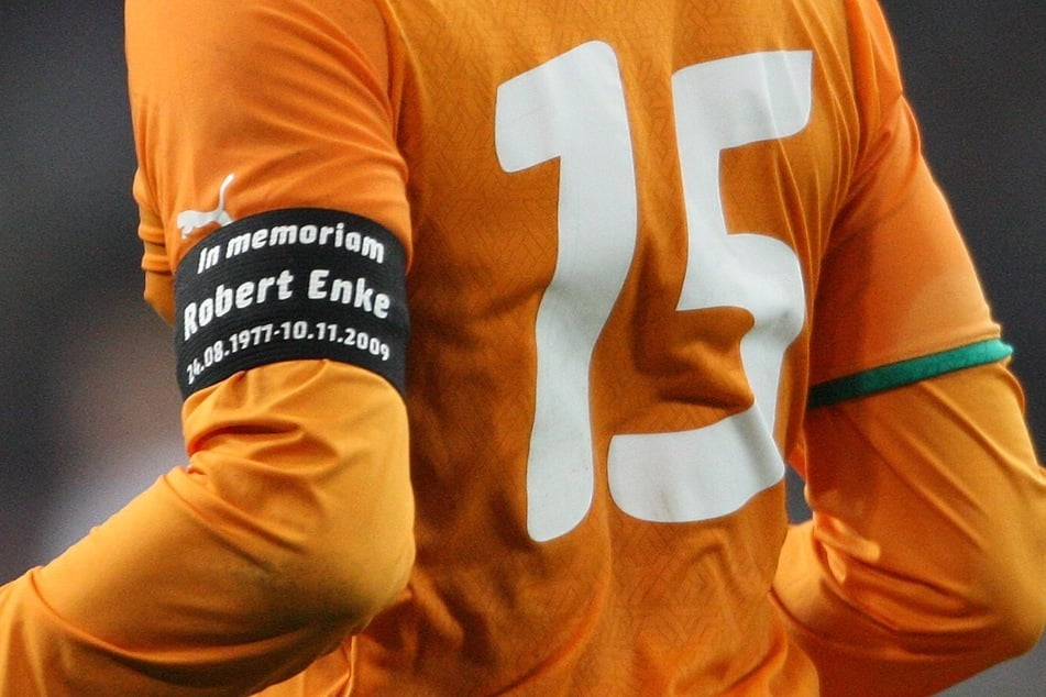 Beide Teams liefen mit einem Trauerflor auf.