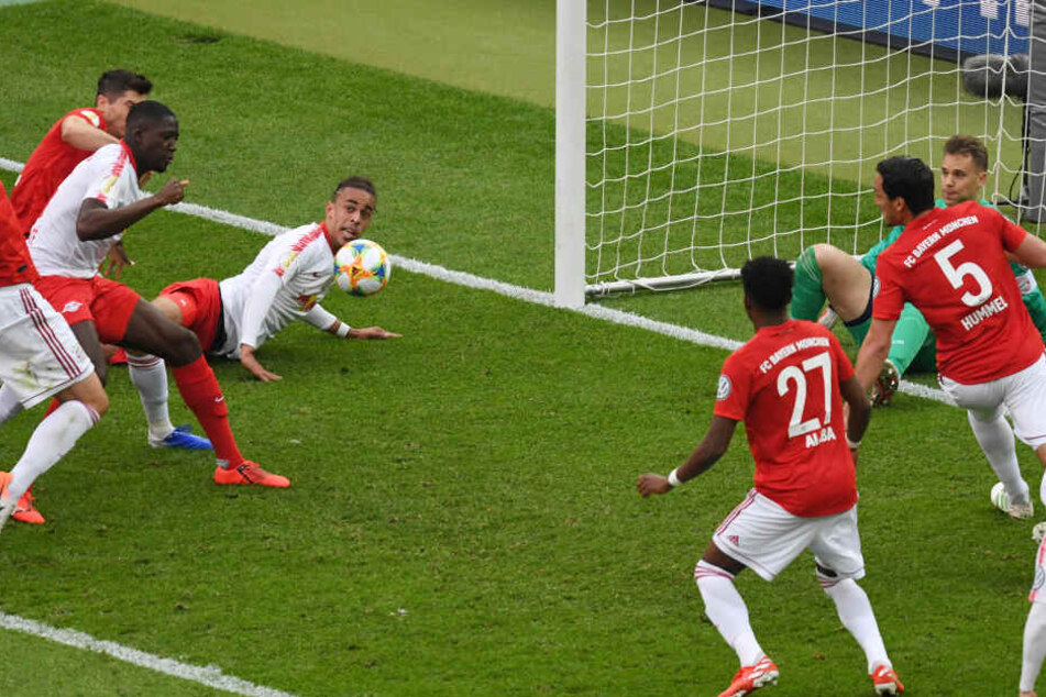 Gerade in tumultartigen Szenen vor dem Tor war es schwer, die Teams auseinanderzuhalten.