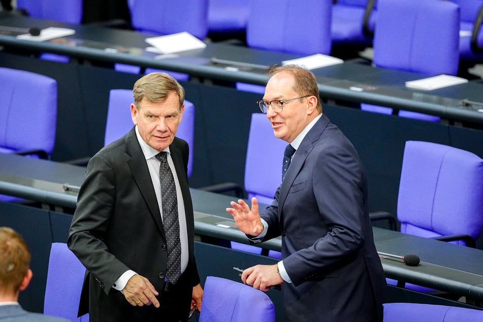 Laut einem Bericht der "Bild" werden sich Bundesinnenminister Alexander Dobrindt (56, CSU, r.) und Außenminister Johann Wadephul (63, CDU) noch im Laufe des Tages zu dem Vorfall in Leipzig äußern. (Archiv)