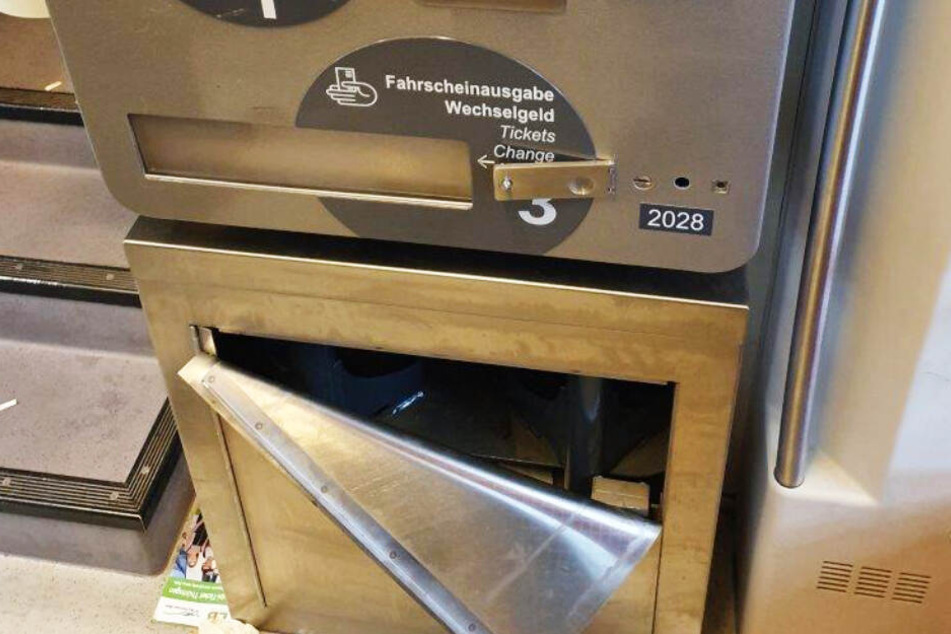 Auch ein Fahrtenautomat wurde beschädigt.